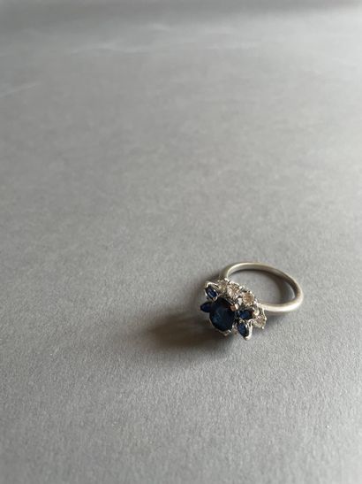 Flower ring in 750°/°° white gold, set with...