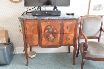 Commode
En bois de placage à décor de roses...