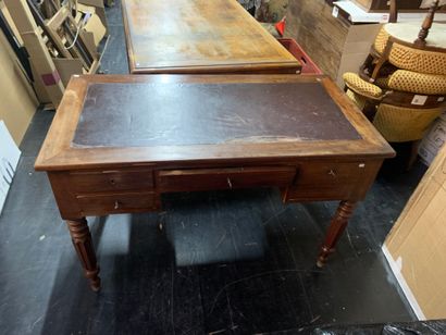 Bureau en bois naturel ouvrant par cinq tiroirs...