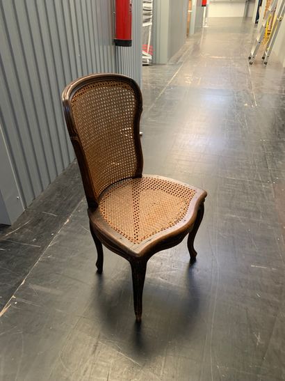 Suite de quatre chaises cannées à dossier...