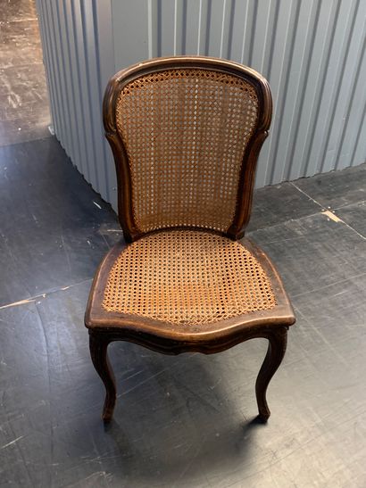 Suite de quatre chaises cannées à dossier...