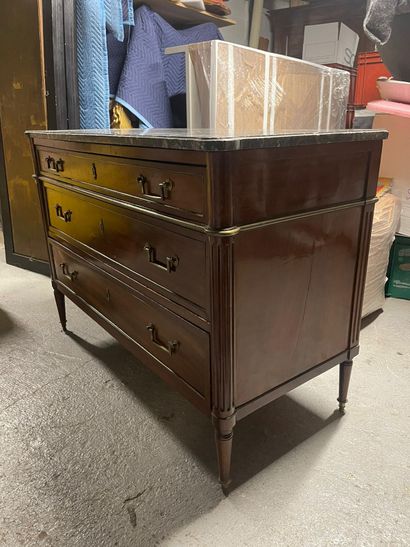 Commode en acajou et placage d'acajou ouvrant...