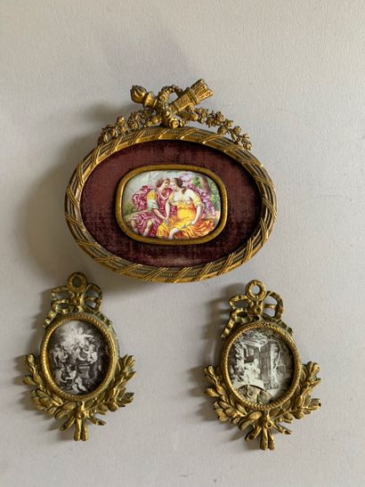 Trois plaques émaillées ovales dont deux...
