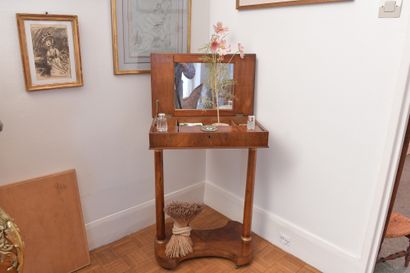 Charmante table de toilette
En acajou et...
