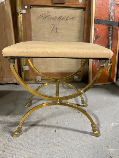 Lot d'une petite table sur roulettes et d'un...