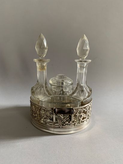 Circular condiment set in openwork silver
Minerve...