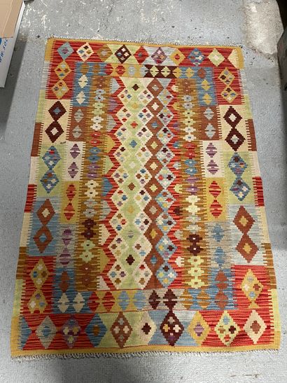 Tapis Kilim à motifs géométriques
148 x 104...