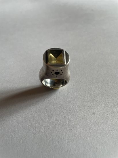 Modernist ring in silver 800°/°° set with...