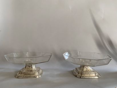 Pair of engraved crystal display bowls on...