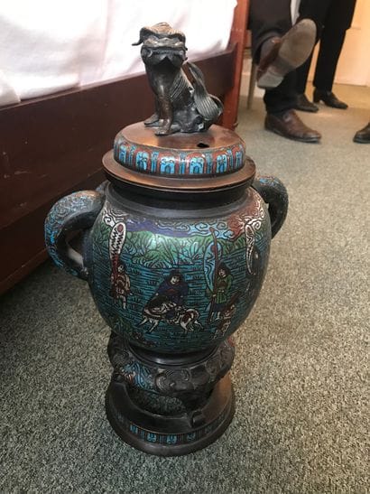 JAPON
Vase en émail cloisonné
A décor animé...
