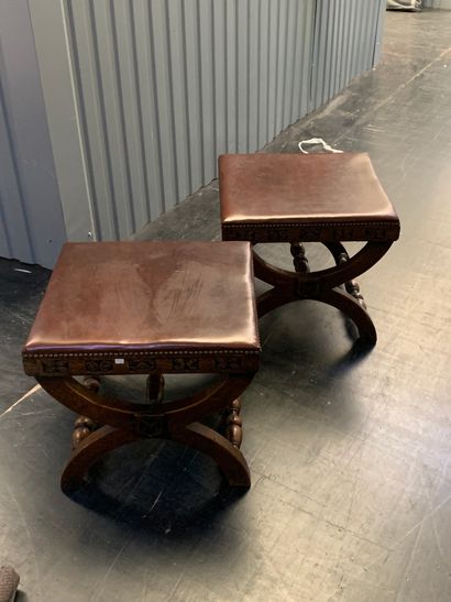 Paire de tabourets curules
L'assise gainée...