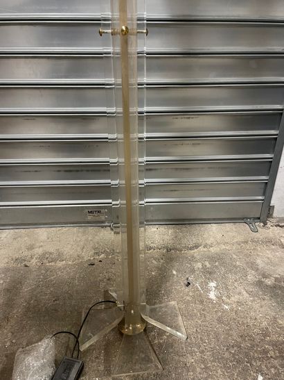TRAVAIL MODERNE
Lampadaire en laiton doré...