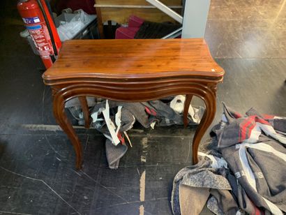 Table à jeux en bois naturel à plateau déployant
Pieds...