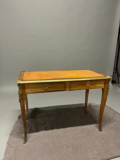 Bureau en bois de placage ouvrant par deux...