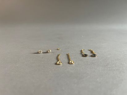Pair of earrings in 750°/°° gold, featuring...