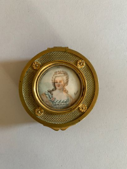 Lot composé d'une boîte ronde en métal doré...