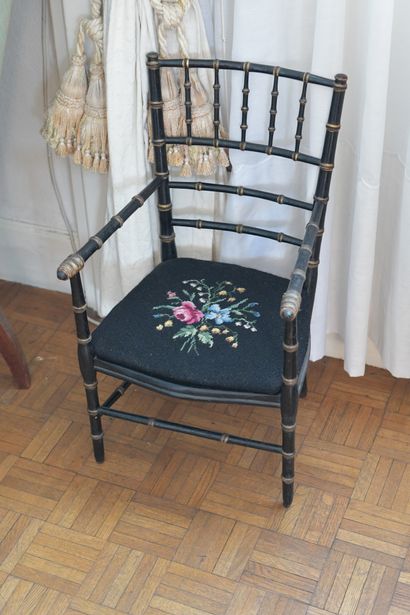 Paire de fauteuils d'enfant
En bois noirci...