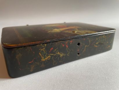 Boîte rectangulaire en acajou
Le couvercle...