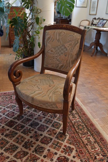 Paire de fauteuils
En bois naturel mouluré
Accotoirs...