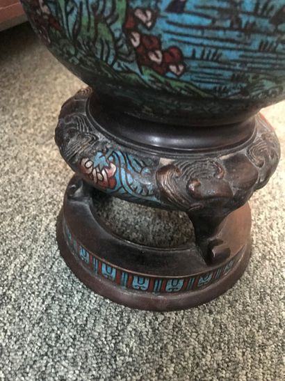 JAPON
Vase en émail cloisonné
A décor animé...