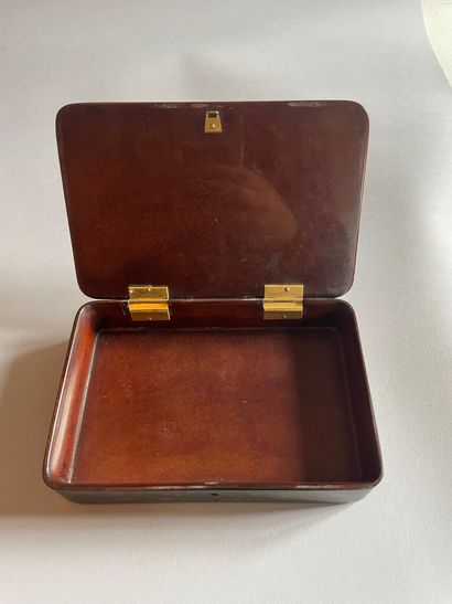 Boîte rectangulaire en acajou
Le couvercle...