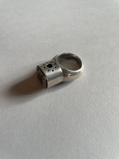 Modernist ring in silver 800°/°° set with...