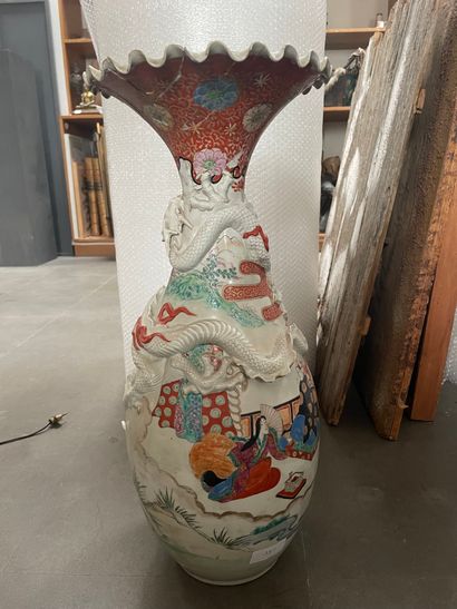 Important vase balustre à col festonné en...