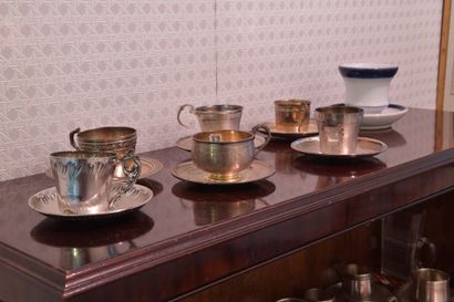 Ensemble de 21 tasses et sous-tasses
Et 1...
