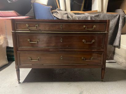 Commode en acajou et placage d'acajou ouvrant...