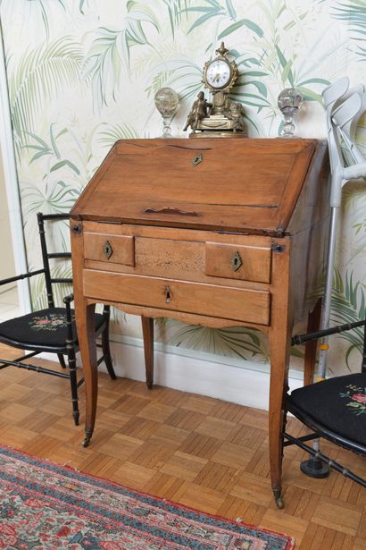 Petit bureau de pente
En bois naturel
Ouvrant...