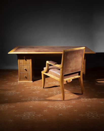 André ARBUS
Bureau plat et son fauteuil en...