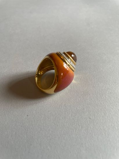 Dome-shaped ring in 750°/°° enameled gold...
