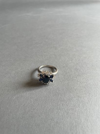 Flower ring in 750°/°° white gold, set with...
