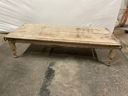 Table basse en bois laqué blanc (En l'état)
28...