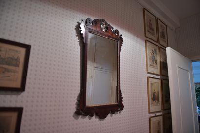 Miroir
En acajou et placage d'acajou
Le fronton...