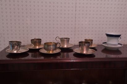 Ensemble de 21 tasses et sous-tasses
Et 1...