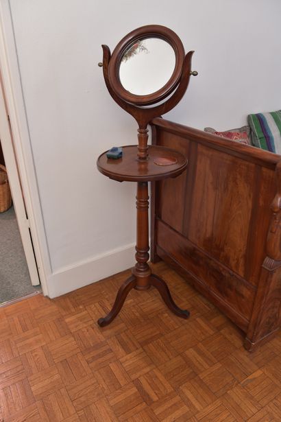 Petite psyché à miroir circulaire
En bois...