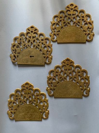 Quatre serrures à fixer en bronze doré à...