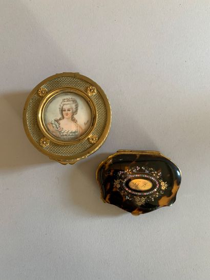 Lot composé d'une boîte ronde en métal doré...