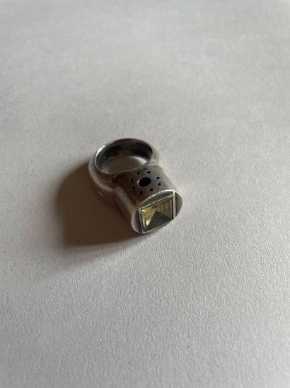 Modernist ring in silver 800°/°° set with...