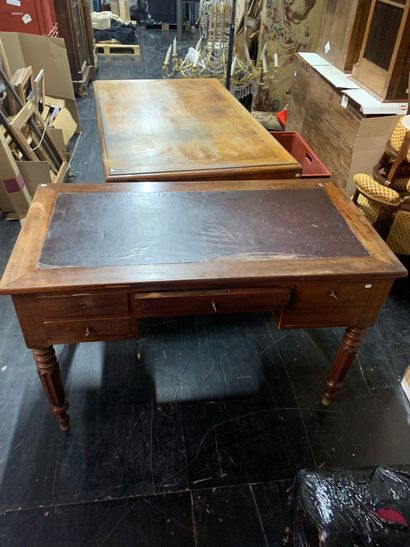 Bureau en bois naturel ouvrant par cinq tiroirs...