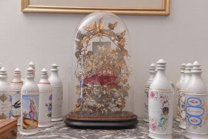 Bridal bouquet
Under a glass bell
19th c...