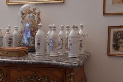 Set of liqueur bottles
In Rouen porcelain
Polychrome...
