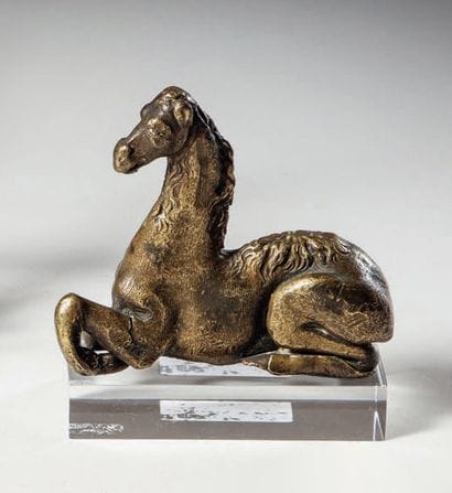 Dromedary in chased bronze. Lying with its...