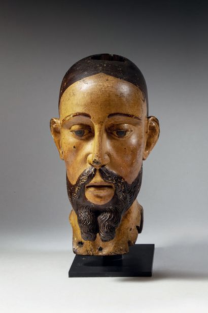 Grande tête en bois sculpté, évidé et polychromé,...