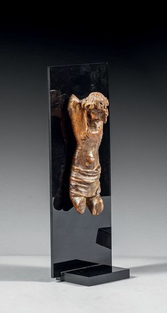Christ en bois sculpté, tête inclinée sur...