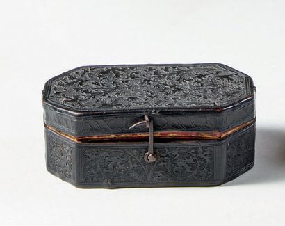 Boîte à pans coupés en cuir ciselé et incisé...