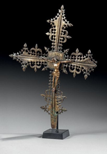 Croix de procession en bronze à décor ajouré...
