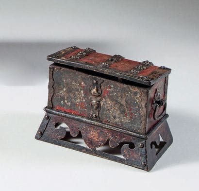 Coffret en fer forgé polychromé, clous en...