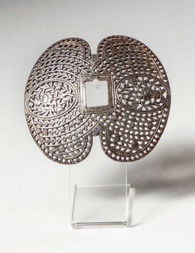 Bivalve shell of a sword guard in pierced...